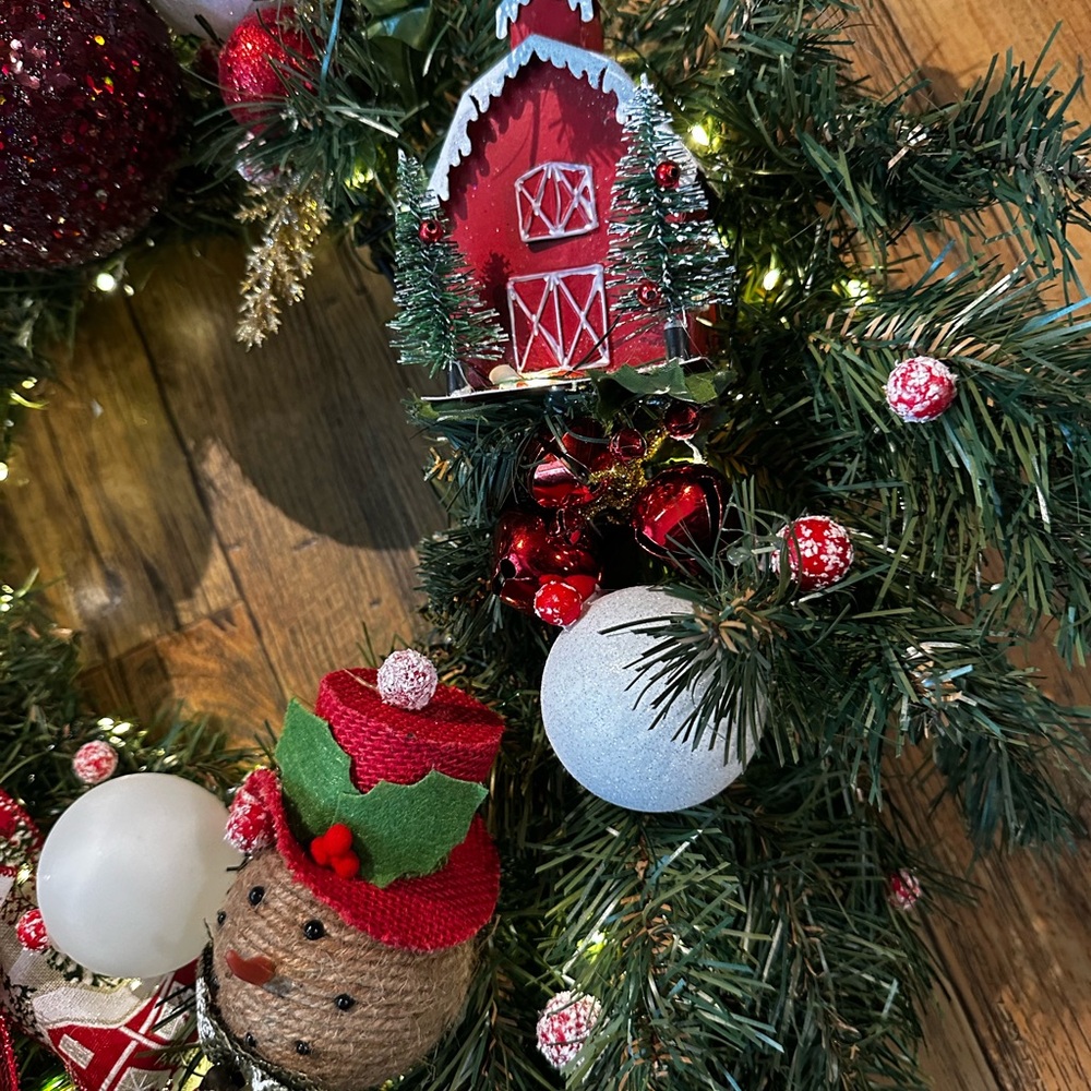 Festive Holiday Wreath with Red and Green Accents - Picture 3 of 6